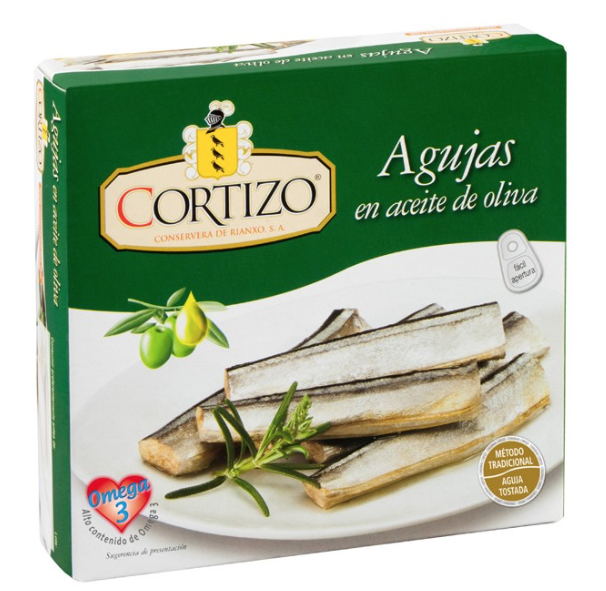 Ensalada de espinacas, aguacate y huevo con agujas en aceite.